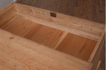 レトロ家具　昭和中期　前面桐材　引き出し3杯・台輪付き　素朴でシンプルな衣装箪笥(引き出し、チェスト)(R-043291)