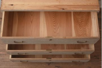 レトロ家具　昭和中期　前面桐材　引き出し3杯・台輪付き　素朴でシンプルな衣装箪笥(引き出し、チェスト)(R-043291)