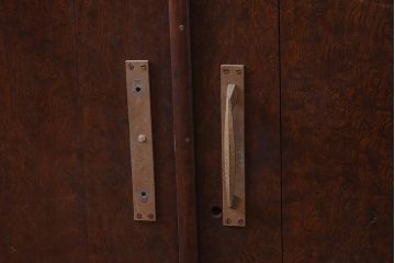 アンティーク家具　和製アンティーク　大正昭和初期　前面ケヤキ・玉杢無垢材　重厚な雰囲気漂う衣装箪笥(R-043295)