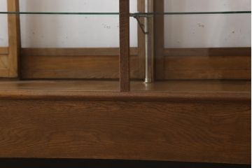 和製アンティーク　昭和レトロ　昭和中期　ナラ材製のシンプルな脚付きガラスケース(ショーケース、陳列棚)(R-043302)