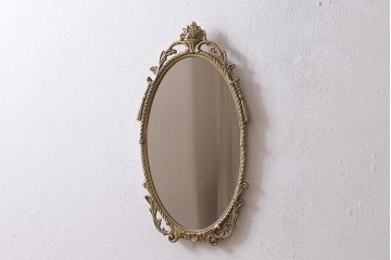 ヴィンテージ雑貨　ヨーロッパビンテージ　気品漂うデザインの丸型ウォールミラー(鏡)(R-043308)