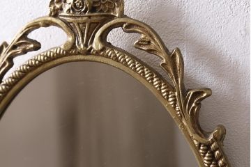 ヴィンテージ雑貨　ヨーロッパビンテージ　気品漂うデザインの丸型ウォールミラー(鏡)(R-043308)