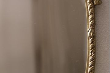 ヴィンテージ雑貨　ヨーロッパビンテージ　気品漂うデザインの丸型ウォールミラー(鏡)(R-043308)