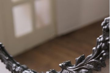 ヴィンテージ雑貨　ヨーロッパビンテージ　可憐なフレームが目を惹く壁掛けミラー(鏡)(R-043309)
