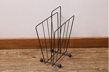 レトロ雑貨　昭和レトロ　古びた風合いがおしゃれなアイアン製のマガジンラック(本立て)(R-043315)