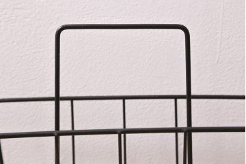 レトロ雑貨　昭和レトロ　古びた風合いがおしゃれなアイアン製のマガジンラック(本立て)(R-043315)