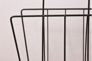 レトロ雑貨　昭和レトロ　古びた風合いがおしゃれなアイアン製のマガジンラック(本立て)(R-043315)