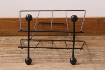 レトロ雑貨　昭和レトロ　古びた風合いがおしゃれなアイアン製のマガジンラック(本立て)(R-043315)