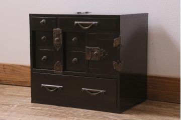 アンティーク家具　工芸家具　桐材　黒漆　凝った真鍮金具が高級感漂う上手物の裁縫箱(小引き出し)(R-043322)
