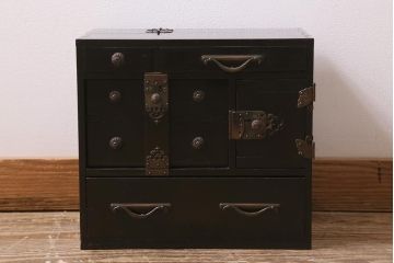アンティーク家具　工芸家具　桐材　黒漆　凝った真鍮金具が高級感漂う上手物の裁縫箱(小引き出し)(R-043322)