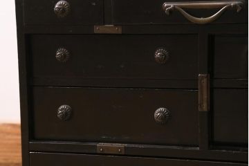 アンティーク家具　工芸家具　桐材　黒漆　凝った真鍮金具が高級感漂う上手物の裁縫箱(小引き出し)(R-043322)