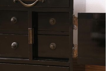 アンティーク家具　工芸家具　桐材　黒漆　凝った真鍮金具が高級感漂う上手物の裁縫箱(小引き出し)(R-043322)