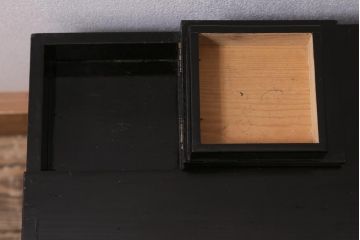 アンティーク家具　工芸家具　桐材　黒漆　凝った真鍮金具が高級感漂う上手物の裁縫箱(小引き出し)(R-043322)