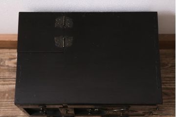 アンティーク家具　工芸家具　桐材　黒漆　凝った真鍮金具が高級感漂う上手物の裁縫箱(小引き出し)(R-043322)