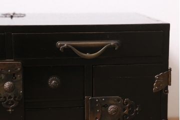 アンティーク家具　工芸家具　桐材　黒漆　凝った真鍮金具が高級感漂う上手物の裁縫箱(小引き出し)(R-043322)