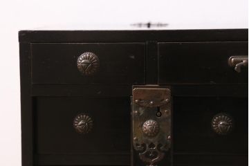 アンティーク家具　工芸家具　桐材　黒漆　凝った真鍮金具が高級感漂う上手物の裁縫箱(小引き出し)(R-043322)
