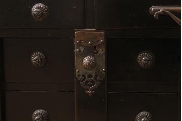 アンティーク家具　工芸家具　桐材　黒漆　凝った真鍮金具が高級感漂う上手物の裁縫箱(小引き出し)(R-043322)