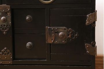 アンティーク家具　工芸家具　桐材　黒漆　凝った真鍮金具が高級感漂う上手物の裁縫箱(小引き出し)(R-043322)