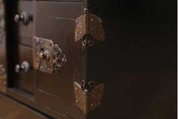 アンティーク家具　工芸家具　桐材　黒漆　凝った真鍮金具が高級感漂う上手物の裁縫箱(小引き出し)(R-043322)