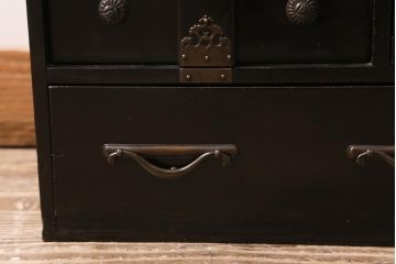 アンティーク家具　工芸家具　桐材　黒漆　凝った真鍮金具が高級感漂う上手物の裁縫箱(小引き出し)(R-043322)