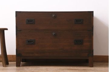 アンティーク家具　昭和初期　脚付きリメイク　前面桐材　モダンな取っ手が目を引く箪笥ローボード(テレビ台、ローチェスト、引き出し)(R-043325)