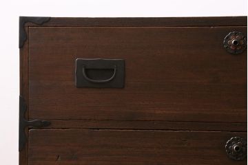 アンティーク家具　昭和初期　脚付きリメイク　前面桐材　モダンな取っ手が目を引く箪笥ローボード(テレビ台、ローチェスト、引き出し)(R-043325)