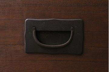 アンティーク家具　昭和初期　脚付きリメイク　前面桐材　モダンな取っ手が目を引く箪笥ローボード(テレビ台、ローチェスト、引き出し)(R-043325)