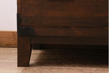 アンティーク家具　昭和初期　脚付きリメイク　前面桐材　モダンな取っ手が目を引く箪笥ローボード(テレビ台、ローチェスト、引き出し)(R-043325)