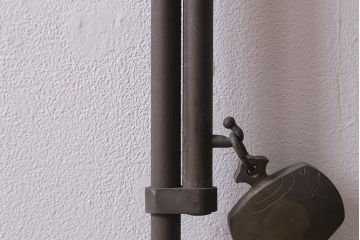 アンティーク雑貨　古民具・骨董　昭和初期　上手物!　ダブル管　凝った造りの真鍮製自在鉤(じざいかぎ)(R-043328)