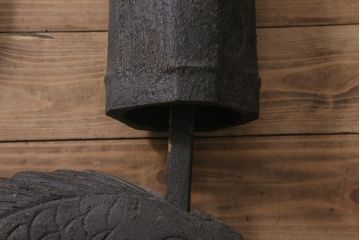 ビンテージ雑貨　イミテーション　アンティーク加工が施された凝った造りの自在鉤(じざいかぎ)(R-043329)