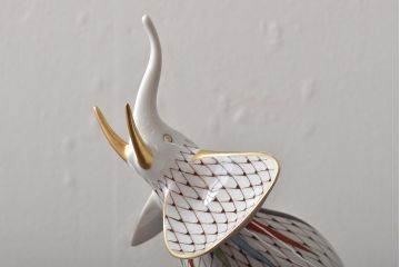 ハンガリー　HOLLOHAZA(ホロハーザ)　象フィギュリン(エレファント、磁器、置物)(R-043330)