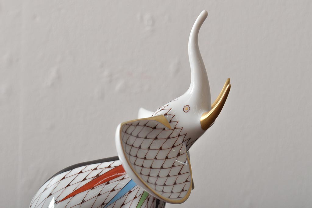 ハンガリー　HOLLOHAZA(ホロハーザ)　象フィギュリン(エレファント、磁器、置物)(R-043330)