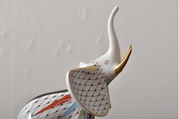 ハンガリー　HOLLOHAZA(ホロハーザ)　象フィギュリン(エレファント、磁器、置物)(R-043330)