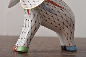 ハンガリー　HOLLOHAZA(ホロハーザ)　象フィギュリン(エレファント、磁器、置物)(R-043330)