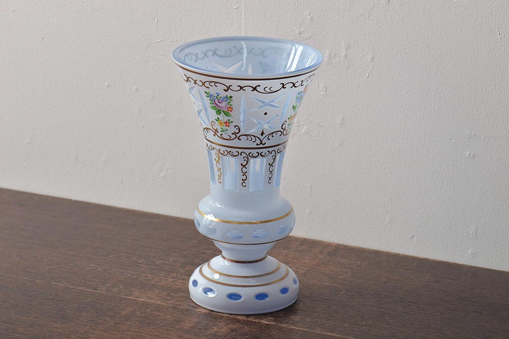 アンティーク雑貨　ボヘミアガラス　乳白被せ　カットガラス　エナメルペイント花瓶(花器)(R-043336)