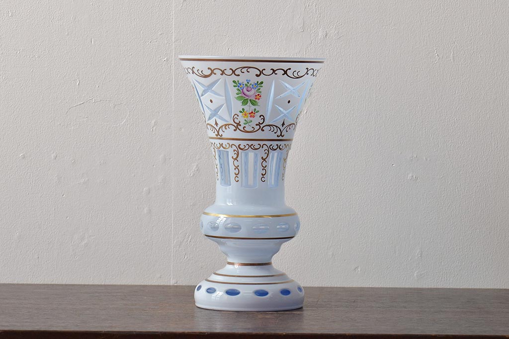 アンティーク雑貨　ボヘミアガラス　乳白被せ　カットガラス　エナメルペイント花瓶(花器)(R-043336)