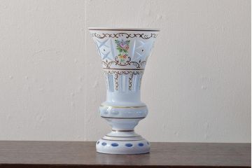 アンティーク雑貨　ボヘミアガラス　乳白被せ　カットガラス　エナメルペイント花瓶(花器)(R-043336)