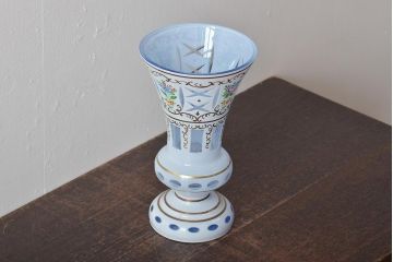 アンティーク雑貨　ボヘミアガラス　乳白被せ　カットガラス　エナメルペイント花瓶(花器)(R-043336)