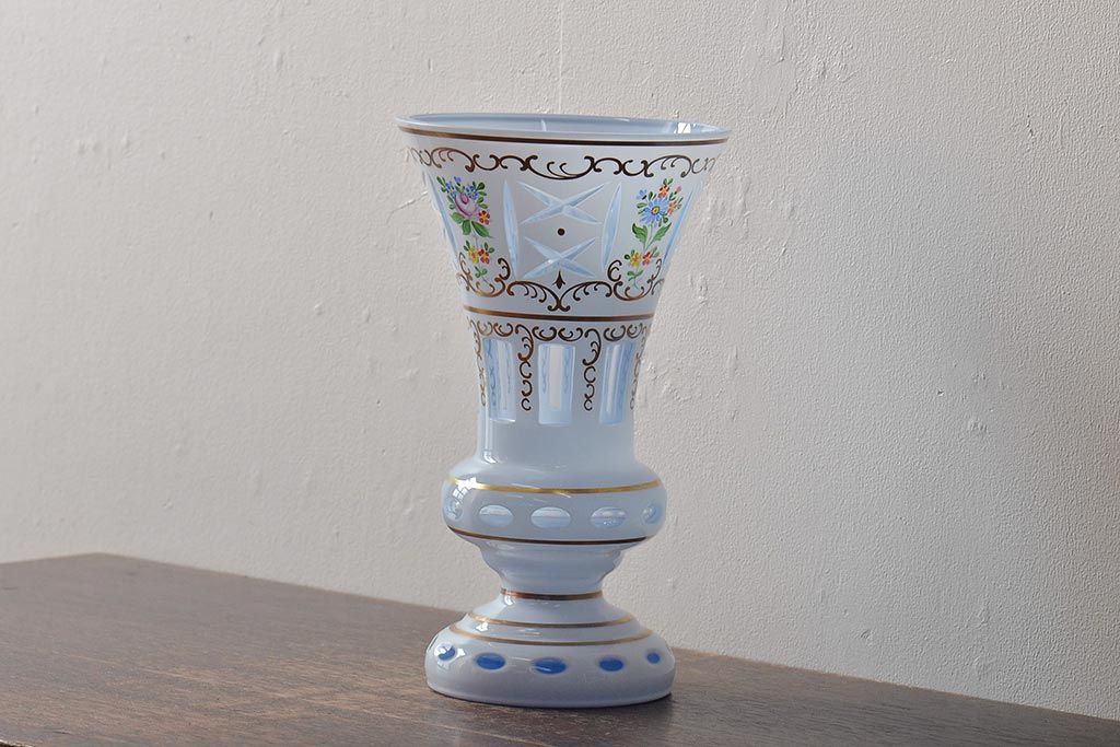 アンティーク雑貨　ボヘミアガラス　乳白被せ　カットガラス　エナメルペイント花瓶(花器)(R-043336)