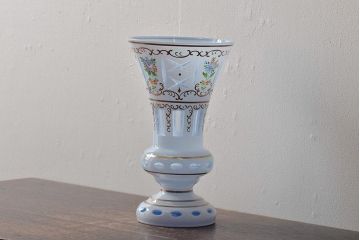 アンティーク雑貨　ボヘミアガラス　乳白被せ　カットガラス　エナメルペイント花瓶(花器)(R-043336)