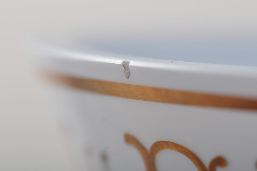 アンティーク雑貨　ボヘミアガラス　乳白被せ　カットガラス　エナメルペイント花瓶(花器)(R-043336)