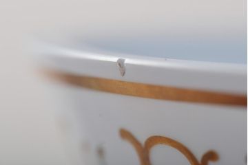 アンティーク雑貨　ボヘミアガラス　乳白被せ　カットガラス　エナメルペイント花瓶(花器)(R-043336)