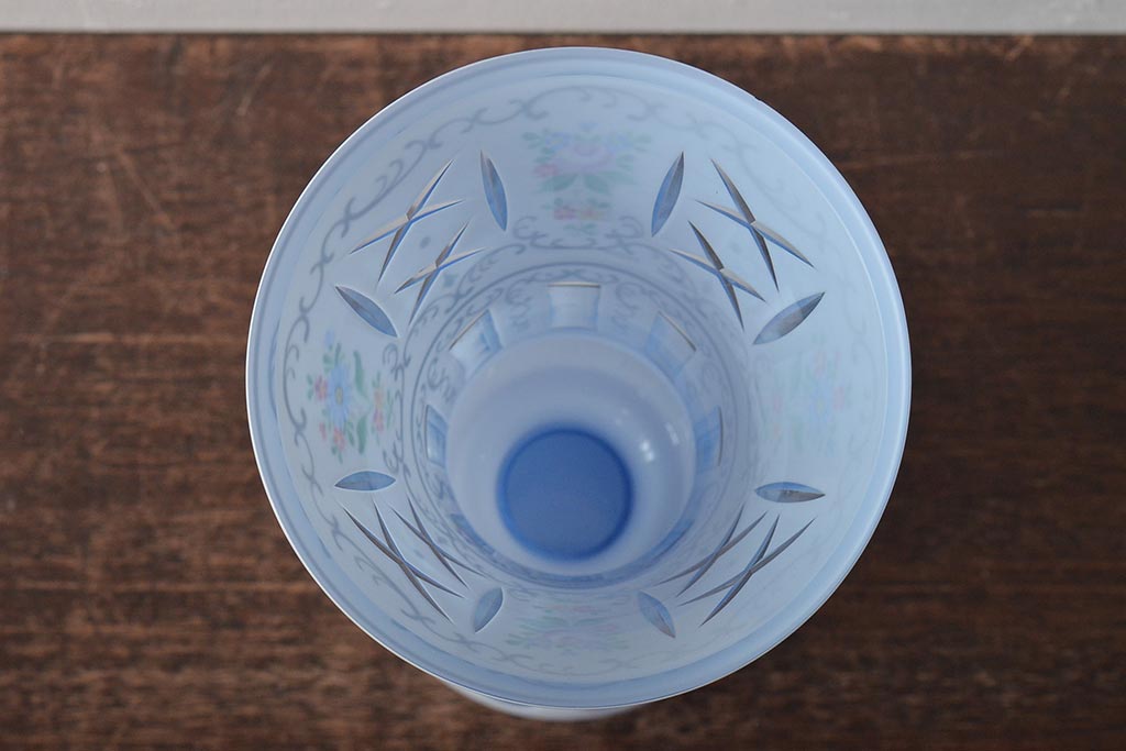 アンティーク雑貨　ボヘミアガラス　乳白被せ　カットガラス　エナメルペイント花瓶(花器)(R-043336)