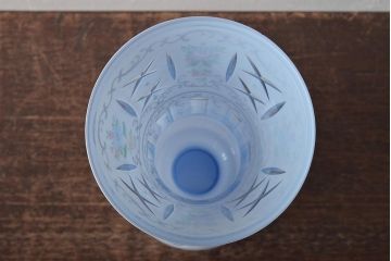 アンティーク雑貨　ボヘミアガラス　乳白被せ　カットガラス　エナメルペイント花瓶(花器)(R-043336)