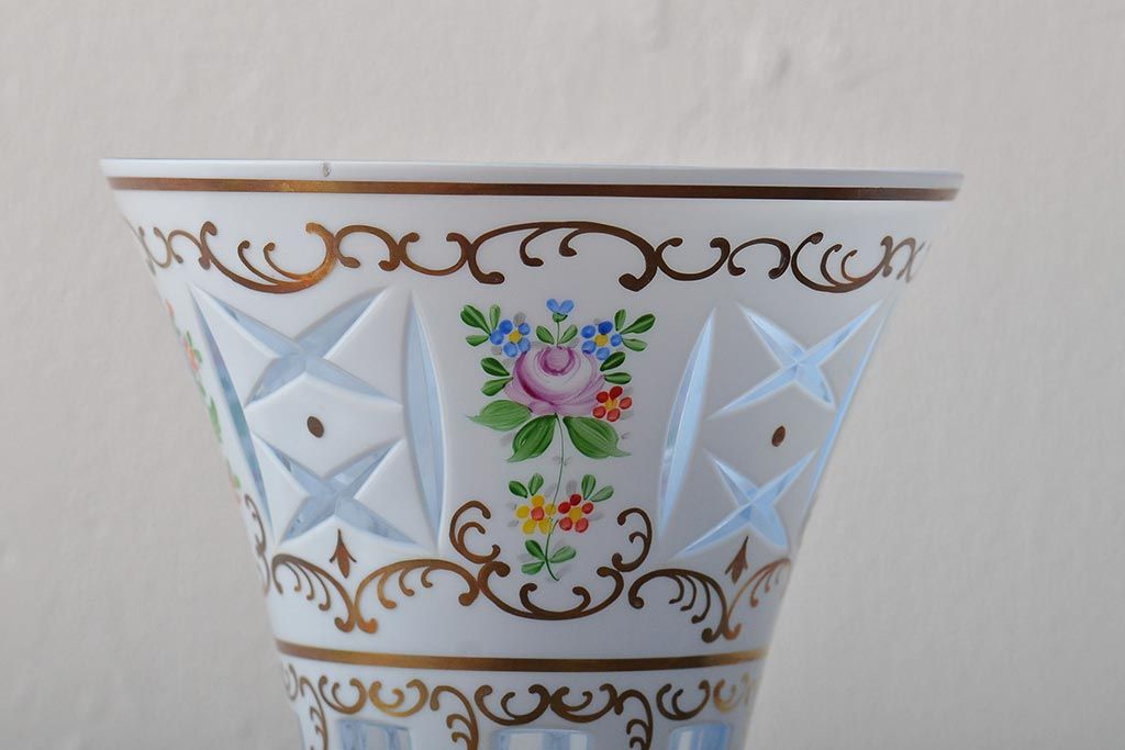 アンティーク雑貨　ボヘミアガラス　乳白被せ　カットガラス　エナメルペイント花瓶(花器)(R-043336)