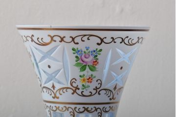 アンティーク雑貨　ボヘミアガラス　乳白被せ　カットガラス　エナメルペイント花瓶(花器)(R-043336)