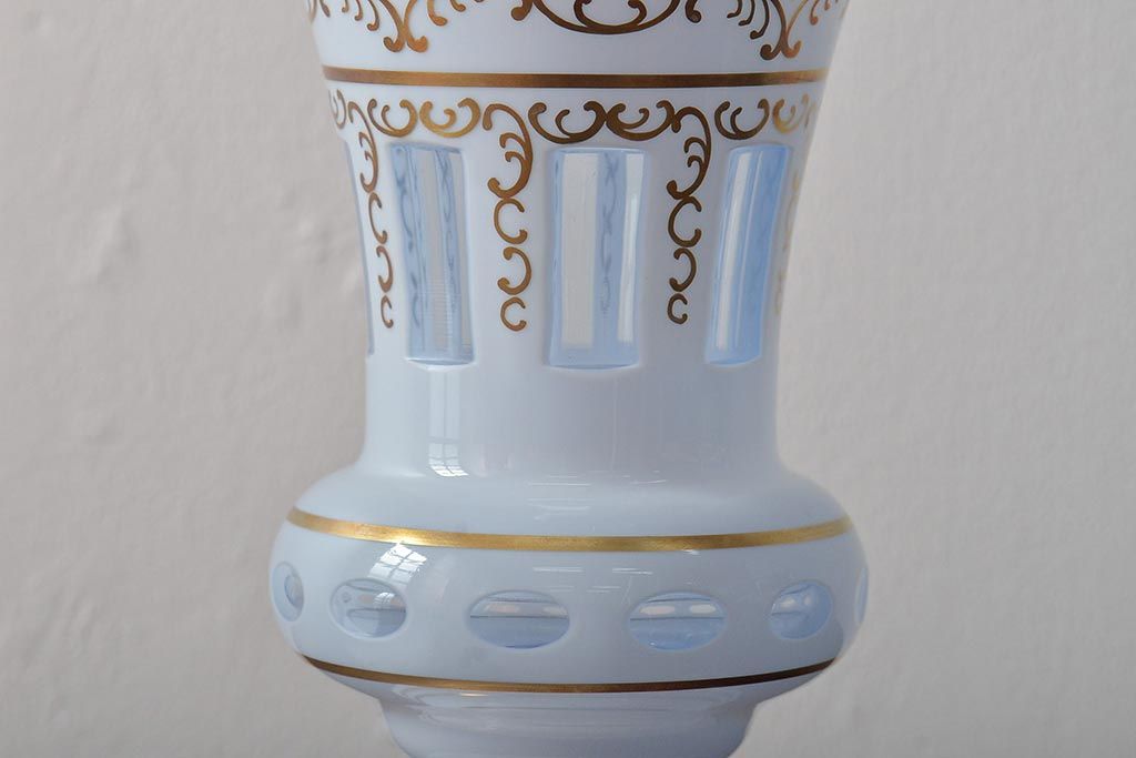 アンティーク雑貨　ボヘミアガラス　乳白被せ　カットガラス　エナメルペイント花瓶(花器)(R-043336)