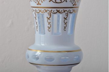 アンティーク雑貨　ボヘミアガラス　乳白被せ　カットガラス　エナメルペイント花瓶(花器)(R-043336)