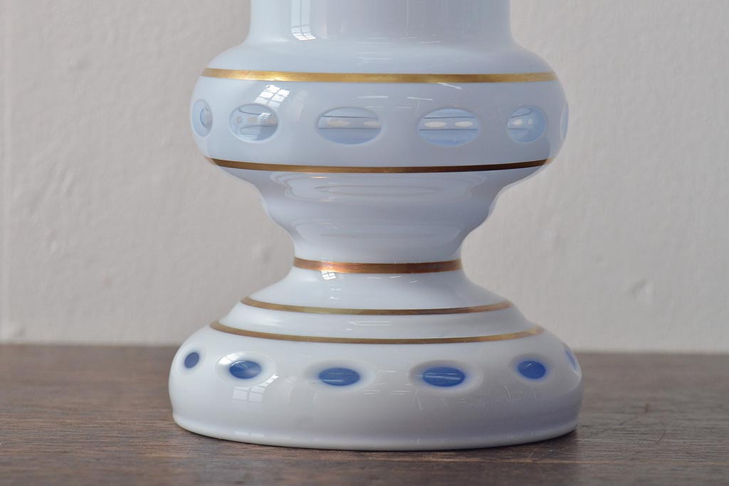 アンティーク雑貨　ボヘミアガラス　乳白被せ　カットガラス　エナメルペイント花瓶(花器)(R-043336)