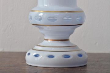 アンティーク雑貨　ボヘミアガラス　乳白被せ　カットガラス　エナメルペイント花瓶(花器)(R-043336)